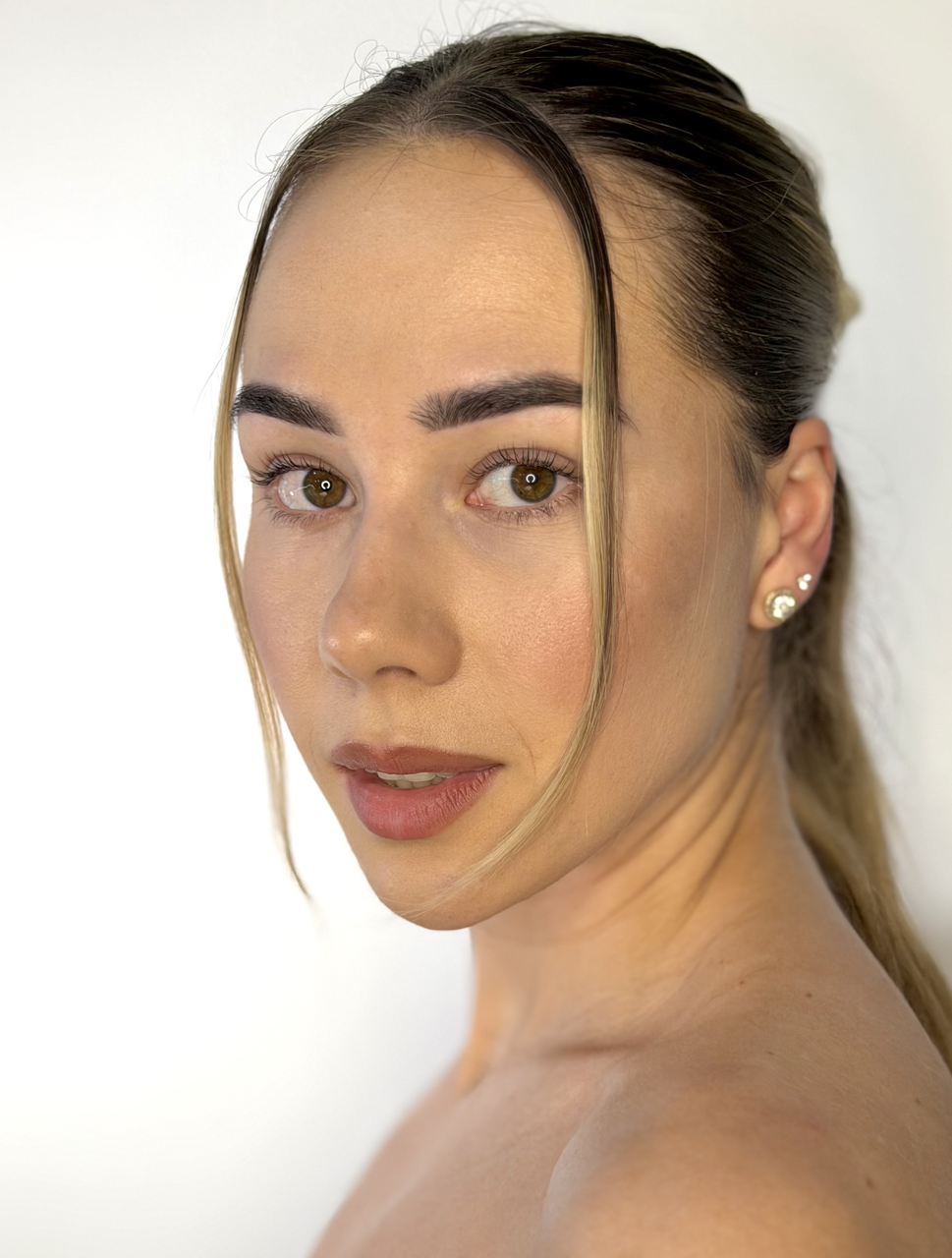 Naturalnie wystylizowane brwi